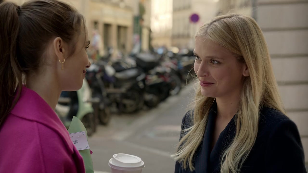 Emily_in_Paris_S01E04_A_Kiss_Is_Just_A_Kiss_720p_NF_WEB-DL_DDP5_1_x264-BTN_0095.jpg