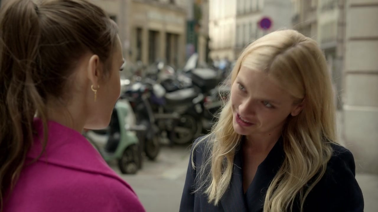 Emily_in_Paris_S01E04_A_Kiss_Is_Just_A_Kiss_720p_NF_WEB-DL_DDP5_1_x264-BTN_0105.jpg