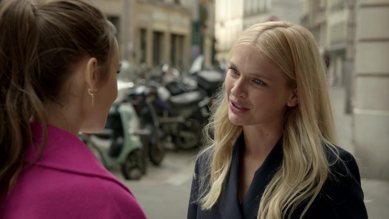 Emily_in_Paris_S01E04_A_Kiss_Is_Just_A_Kiss_720p_NF_WEB-DL_DDP5_1_x264-BTN_0108.jpg
