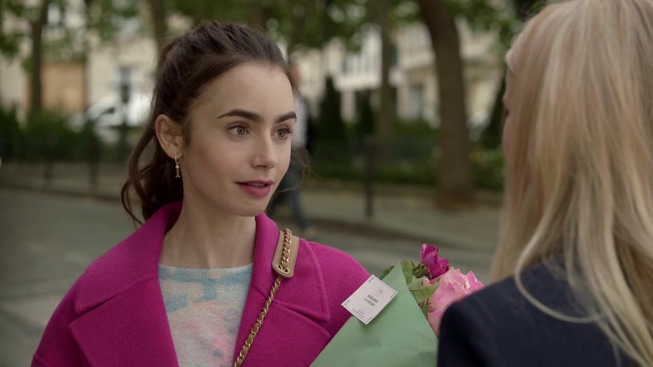 Emily_in_Paris_S01E04_A_Kiss_Is_Just_A_Kiss_720p_NF_WEB-DL_DDP5_1_x264-BTN_0113.jpg