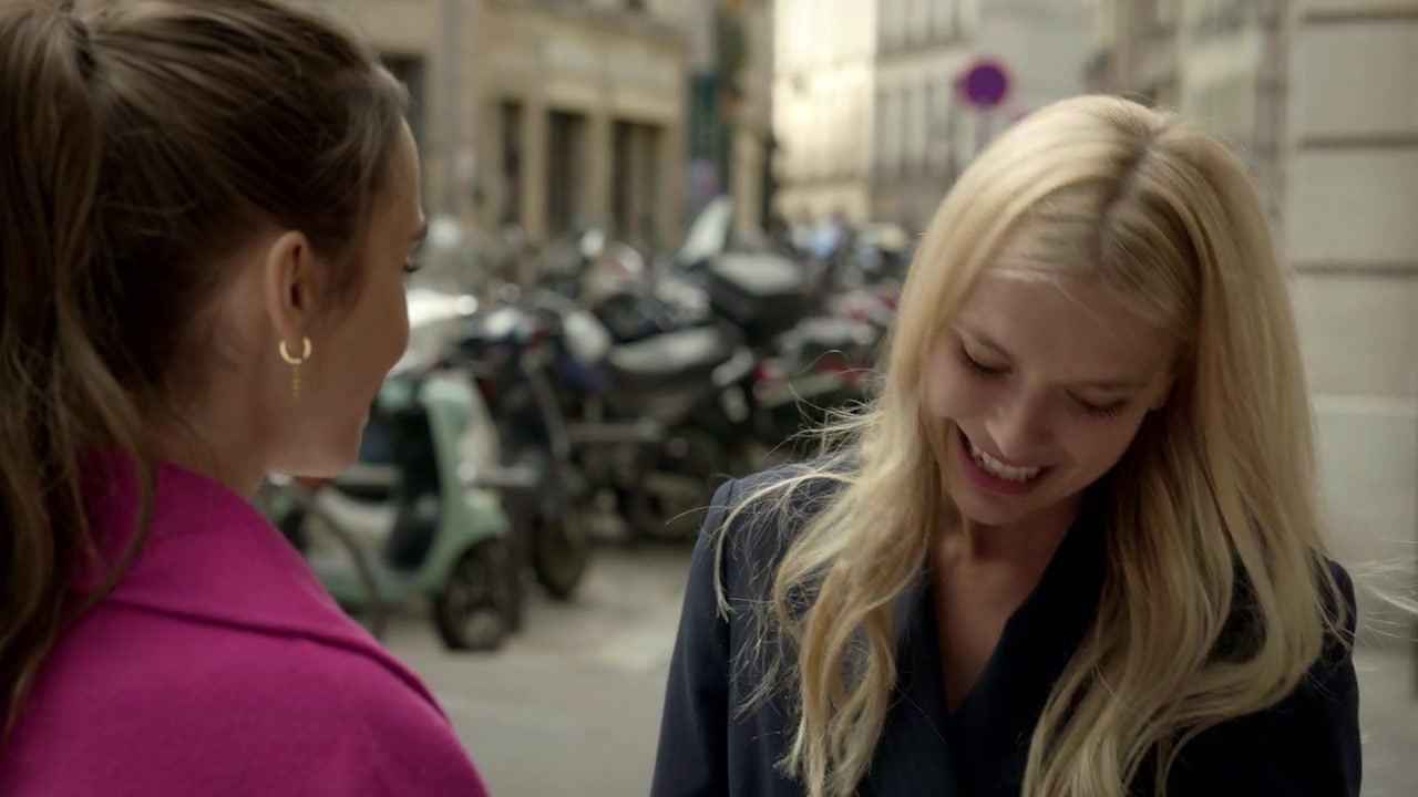 Emily_in_Paris_S01E04_A_Kiss_Is_Just_A_Kiss_720p_NF_WEB-DL_DDP5_1_x264-BTN_0115.jpg