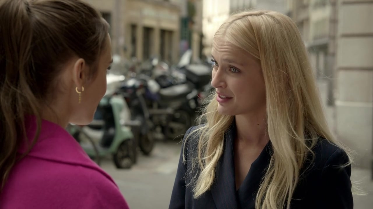Emily_in_Paris_S01E04_A_Kiss_Is_Just_A_Kiss_720p_NF_WEB-DL_DDP5_1_x264-BTN_0117.jpg
