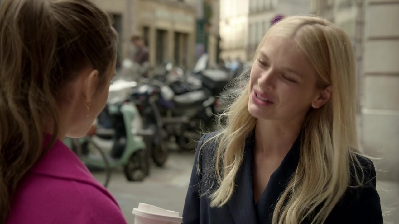 Emily_in_Paris_S01E04_A_Kiss_Is_Just_A_Kiss_720p_NF_WEB-DL_DDP5_1_x264-BTN_0122.jpg