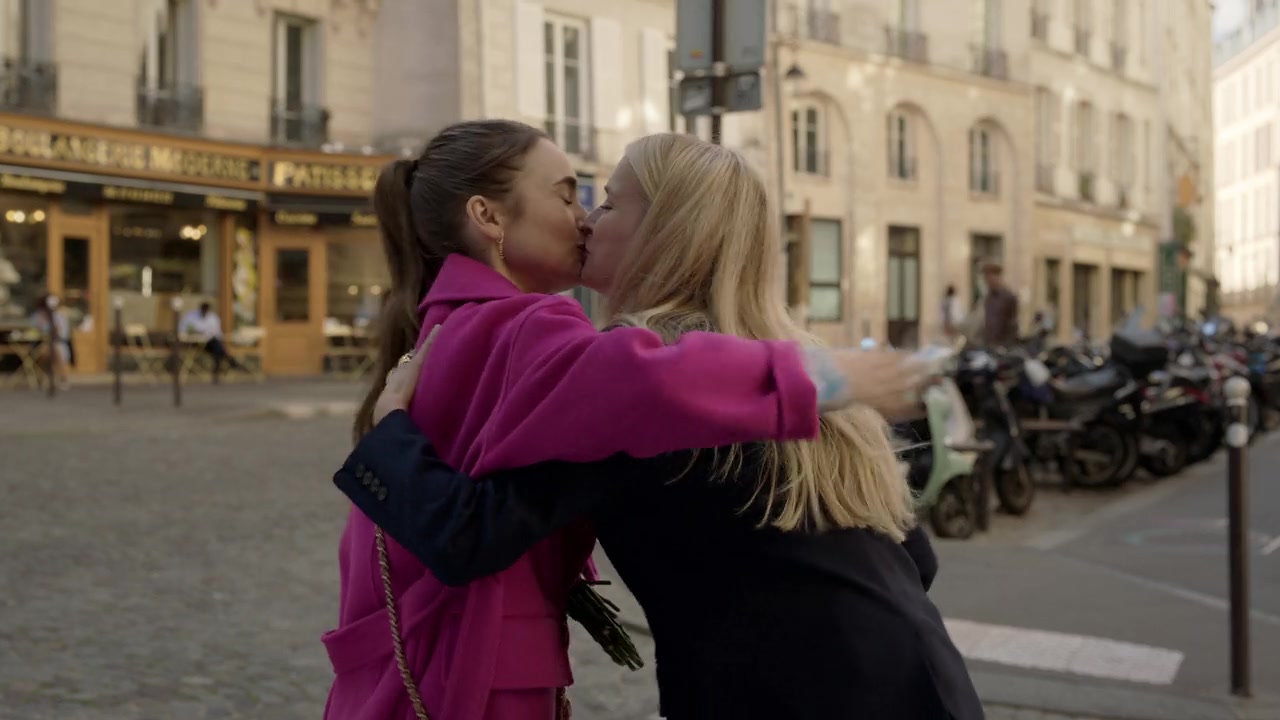 Emily_in_Paris_S01E04_A_Kiss_Is_Just_A_Kiss_720p_NF_WEB-DL_DDP5_1_x264-BTN_0126.jpg