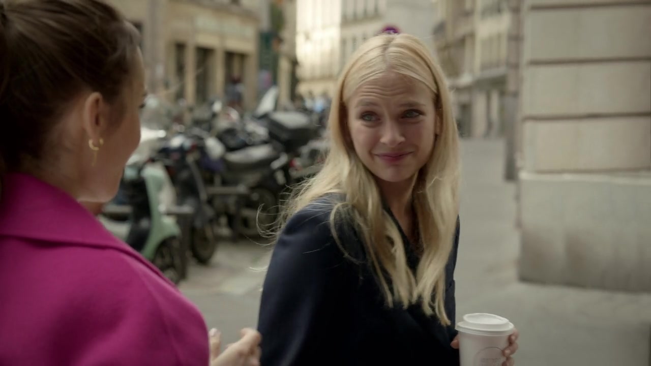 Emily_in_Paris_S01E04_A_Kiss_Is_Just_A_Kiss_720p_NF_WEB-DL_DDP5_1_x264-BTN_0130.jpg