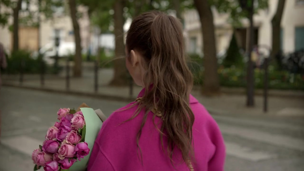 Emily_in_Paris_S01E04_A_Kiss_Is_Just_A_Kiss_720p_NF_WEB-DL_DDP5_1_x264-BTN_0133.jpg