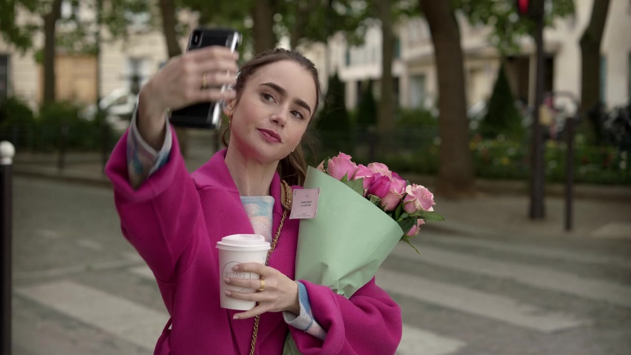 Emily_in_Paris_S01E04_A_Kiss_Is_Just_A_Kiss_720p_NF_WEB-DL_DDP5_1_x264-BTN_0142.jpg