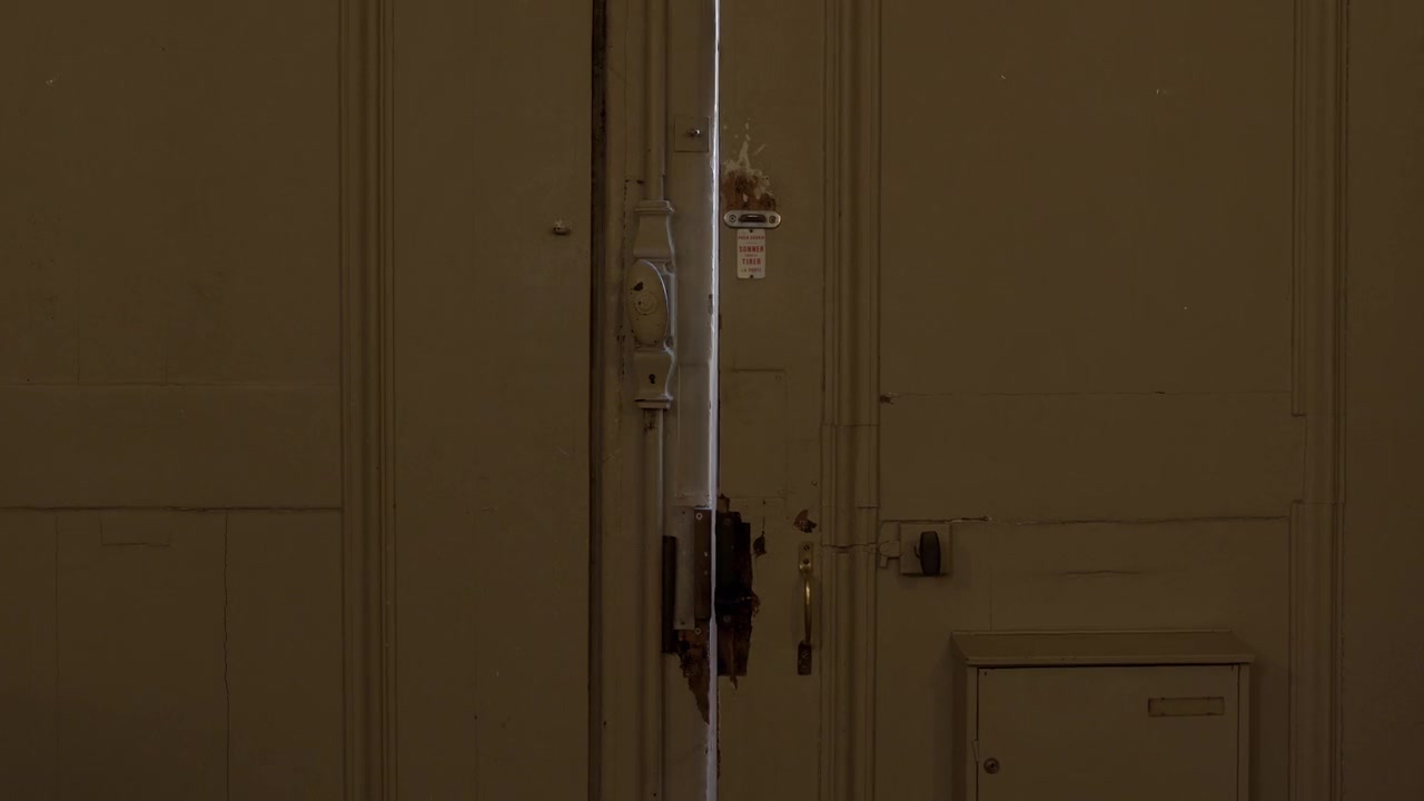 Emily_in_Paris_S01E04_A_Kiss_Is_Just_A_Kiss_720p_NF_WEB-DL_DDP5_1_x264-BTN_0158.jpg