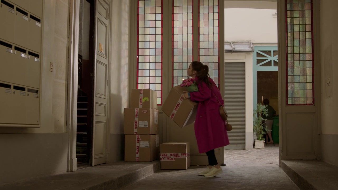 Emily_in_Paris_S01E04_A_Kiss_Is_Just_A_Kiss_720p_NF_WEB-DL_DDP5_1_x264-BTN_0181.jpg