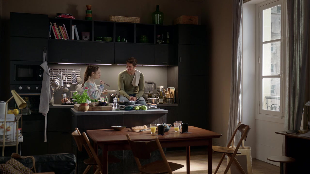 Emily_in_Paris_S01E04_A_Kiss_Is_Just_A_Kiss_720p_NF_WEB-DL_DDP5_1_x264-BTN_0221.jpg