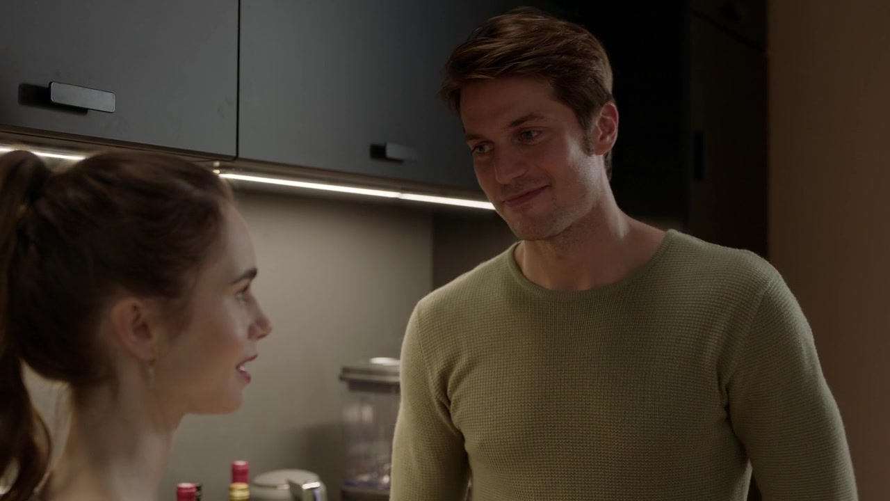 Emily_in_Paris_S01E04_A_Kiss_Is_Just_A_Kiss_720p_NF_WEB-DL_DDP5_1_x264-BTN_0271.jpg