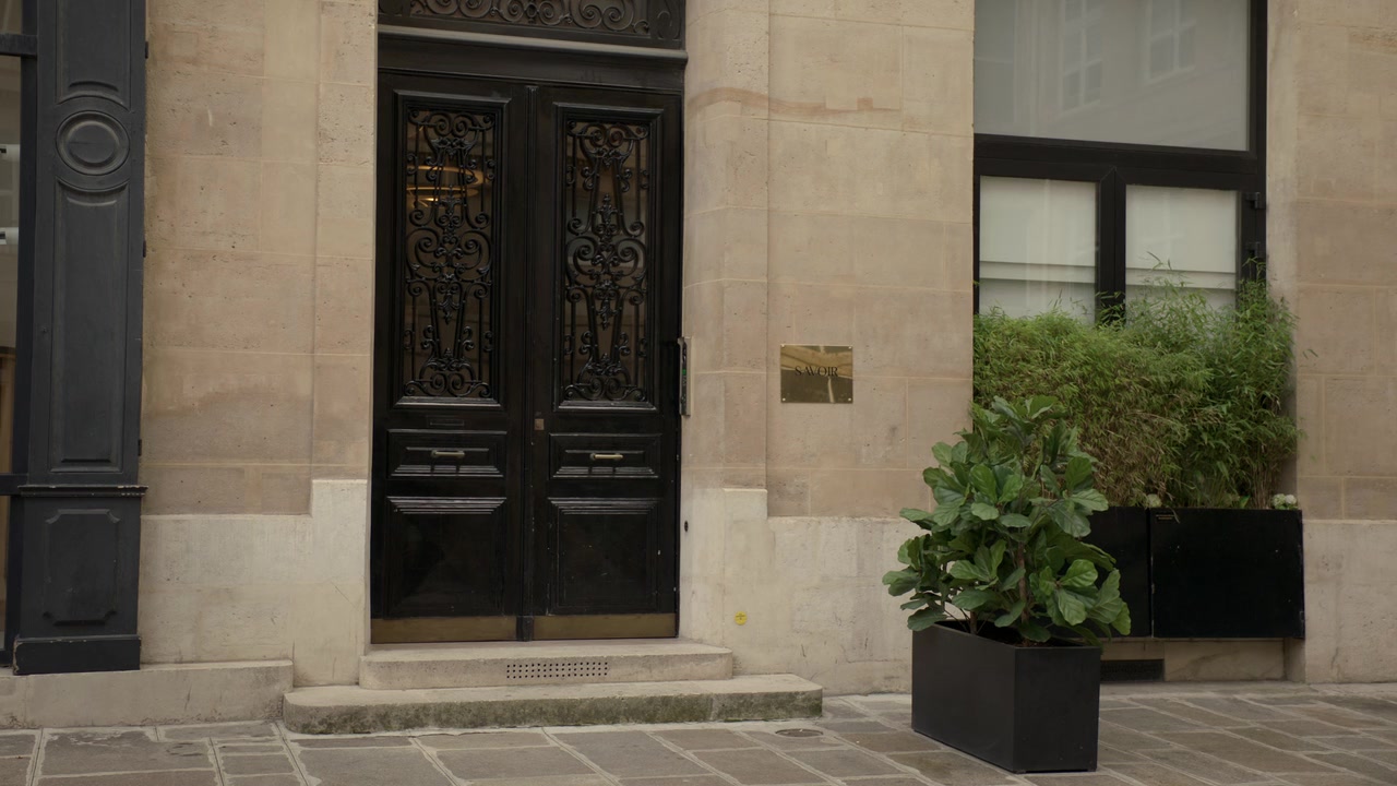 Emily_in_Paris_S01E04_A_Kiss_Is_Just_A_Kiss_720p_NF_WEB-DL_DDP5_1_x264-BTN_0277.jpg