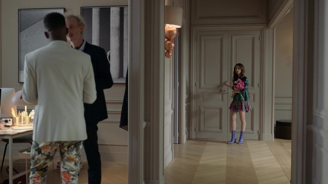 Emily_in_Paris_S01E04_A_Kiss_Is_Just_A_Kiss_720p_NF_WEB-DL_DDP5_1_x264-BTN_0278.jpg