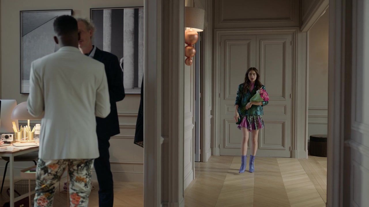 Emily_in_Paris_S01E04_A_Kiss_Is_Just_A_Kiss_720p_NF_WEB-DL_DDP5_1_x264-BTN_0279.jpg