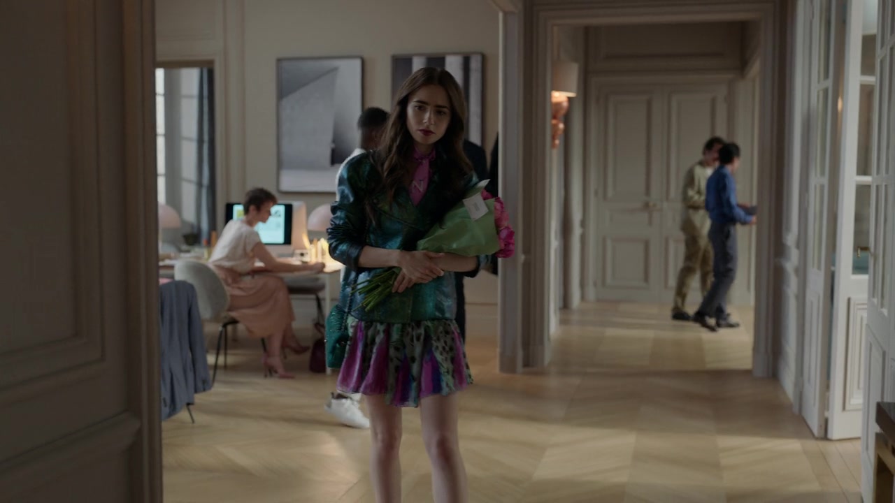 Emily_in_Paris_S01E04_A_Kiss_Is_Just_A_Kiss_720p_NF_WEB-DL_DDP5_1_x264-BTN_0285.jpg
