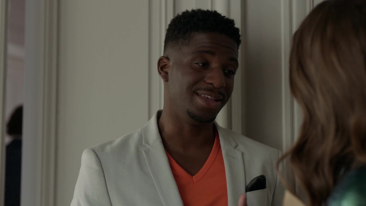 Emily_in_Paris_S01E04_A_Kiss_Is_Just_A_Kiss_720p_NF_WEB-DL_DDP5_1_x264-BTN_0298.jpg