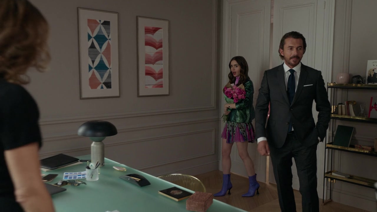 Emily_in_Paris_S01E04_A_Kiss_Is_Just_A_Kiss_720p_NF_WEB-DL_DDP5_1_x264-BTN_0318.jpg