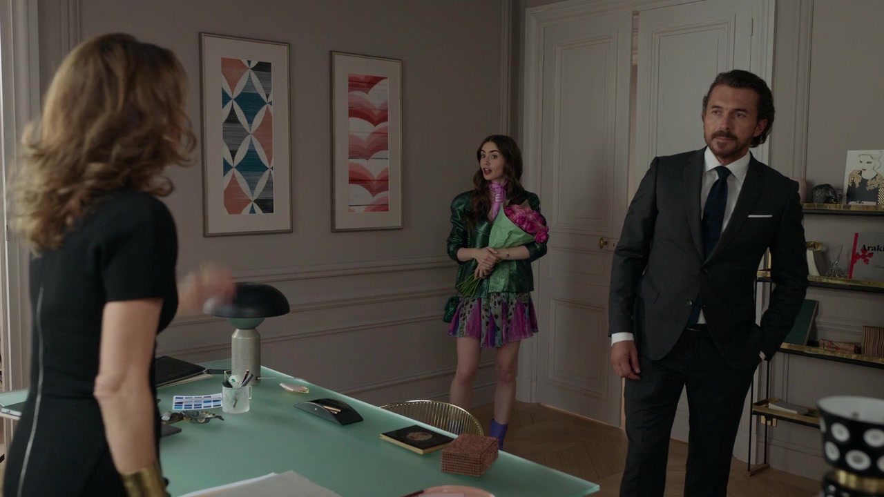 Emily_in_Paris_S01E04_A_Kiss_Is_Just_A_Kiss_720p_NF_WEB-DL_DDP5_1_x264-BTN_0319.jpg