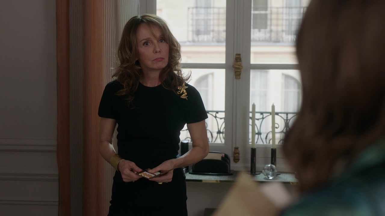 Emily_in_Paris_S01E04_A_Kiss_Is_Just_A_Kiss_720p_NF_WEB-DL_DDP5_1_x264-BTN_0326.jpg