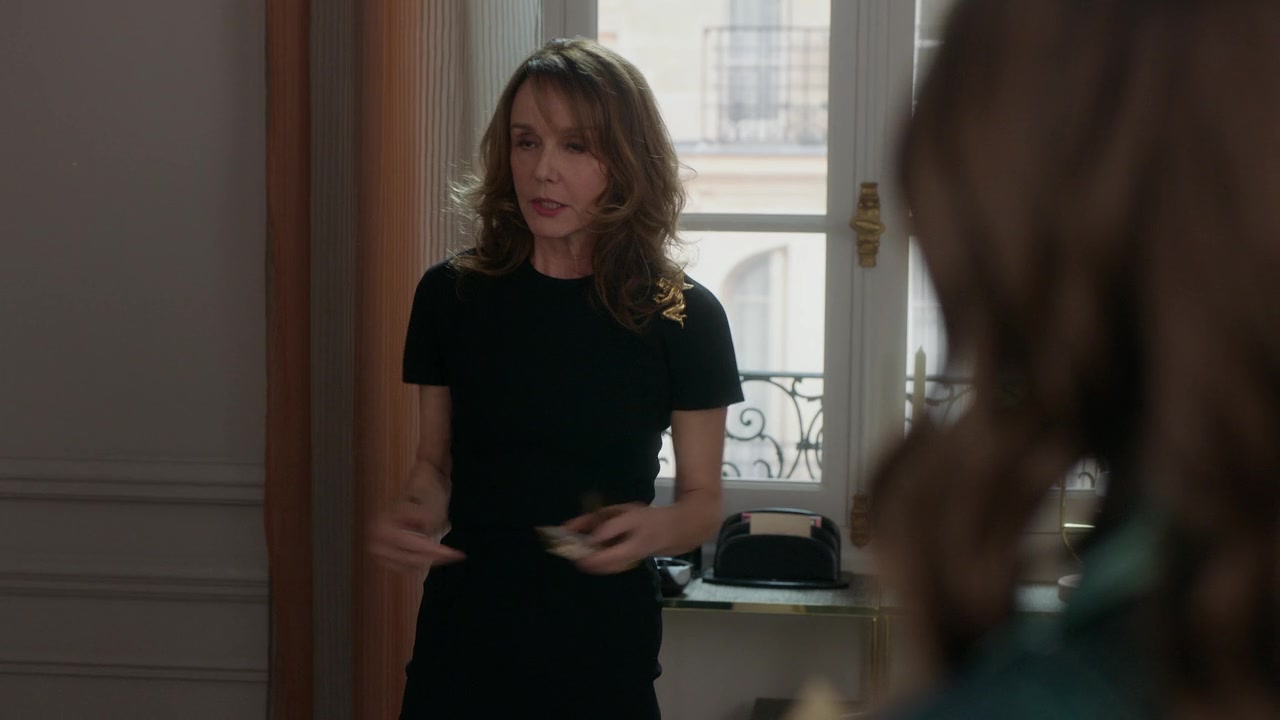 Emily_in_Paris_S01E04_A_Kiss_Is_Just_A_Kiss_720p_NF_WEB-DL_DDP5_1_x264-BTN_0334.jpg