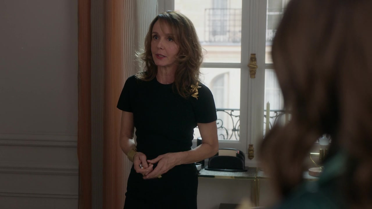Emily_in_Paris_S01E04_A_Kiss_Is_Just_A_Kiss_720p_NF_WEB-DL_DDP5_1_x264-BTN_0336.jpg
