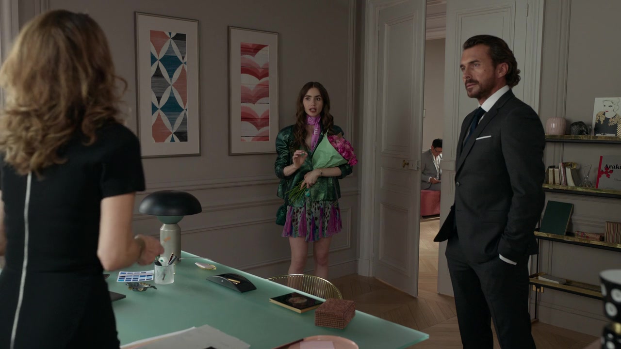 Emily_in_Paris_S01E04_A_Kiss_Is_Just_A_Kiss_720p_NF_WEB-DL_DDP5_1_x264-BTN_0337.jpg