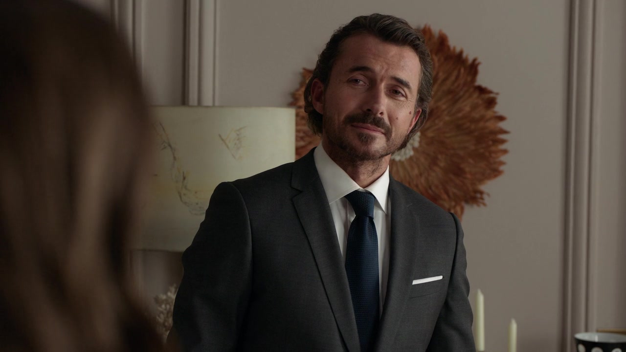 Emily_in_Paris_S01E04_A_Kiss_Is_Just_A_Kiss_720p_NF_WEB-DL_DDP5_1_x264-BTN_0339.jpg
