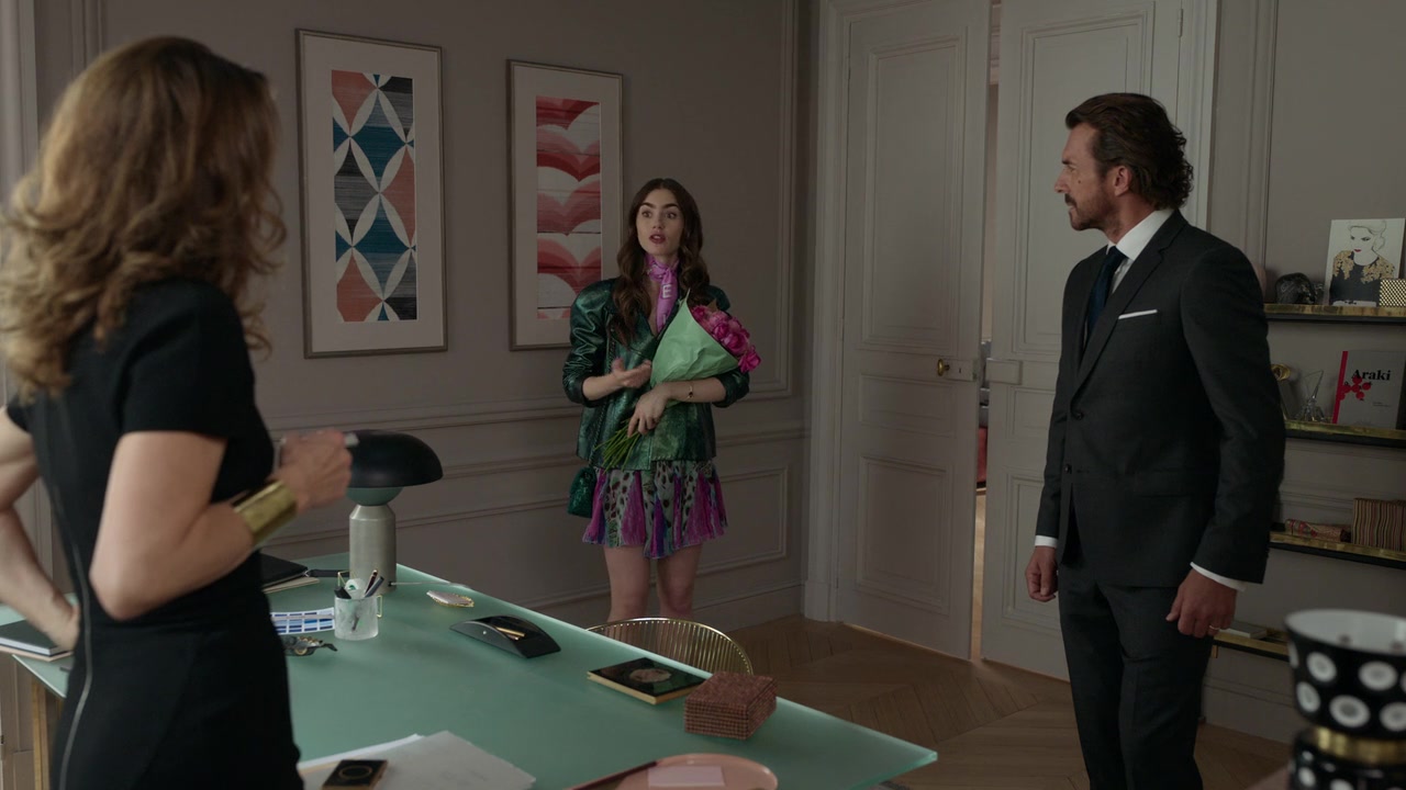 Emily_in_Paris_S01E04_A_Kiss_Is_Just_A_Kiss_720p_NF_WEB-DL_DDP5_1_x264-BTN_0345.jpg