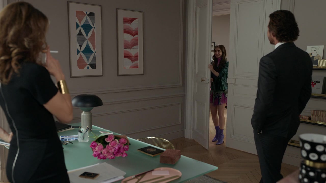 Emily_in_Paris_S01E04_A_Kiss_Is_Just_A_Kiss_720p_NF_WEB-DL_DDP5_1_x264-BTN_0363.jpg