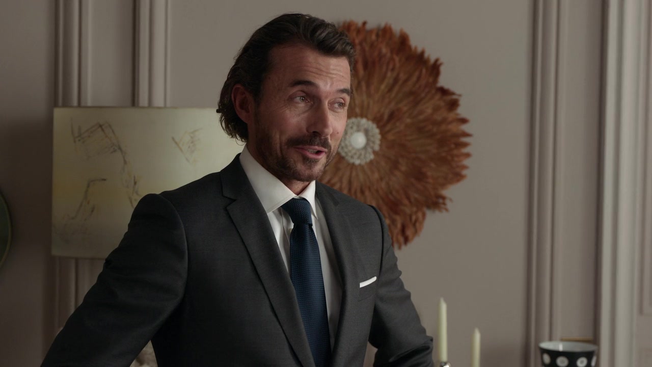 Emily_in_Paris_S01E04_A_Kiss_Is_Just_A_Kiss_720p_NF_WEB-DL_DDP5_1_x264-BTN_0365.jpg