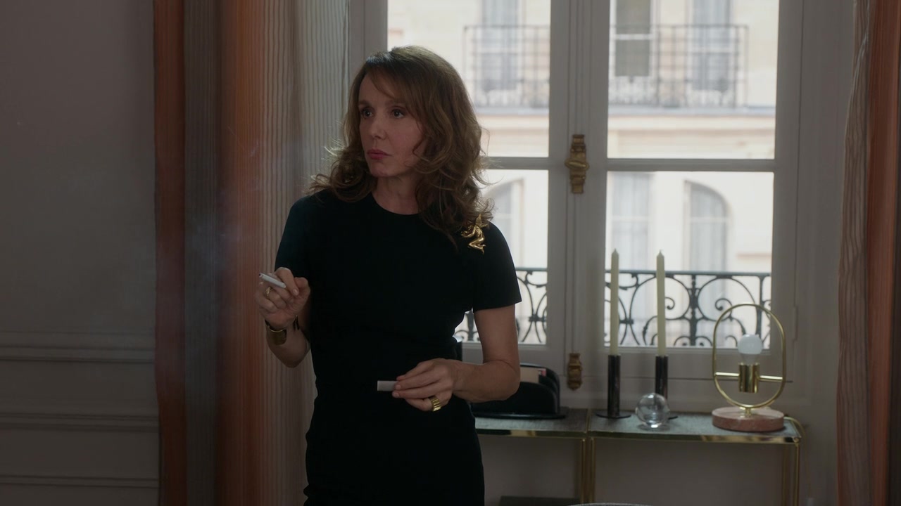 Emily_in_Paris_S01E04_A_Kiss_Is_Just_A_Kiss_720p_NF_WEB-DL_DDP5_1_x264-BTN_0367.jpg