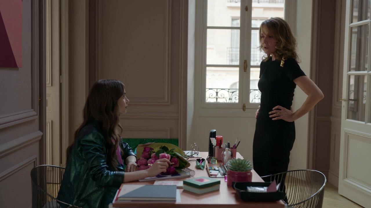 Emily_in_Paris_S01E04_A_Kiss_Is_Just_A_Kiss_720p_NF_WEB-DL_DDP5_1_x264-BTN_0383.jpg