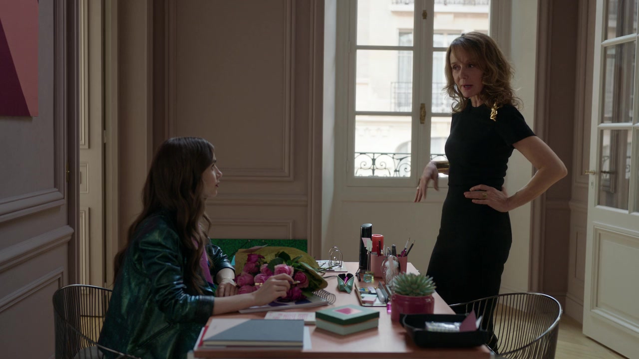 Emily_in_Paris_S01E04_A_Kiss_Is_Just_A_Kiss_720p_NF_WEB-DL_DDP5_1_x264-BTN_0384.jpg