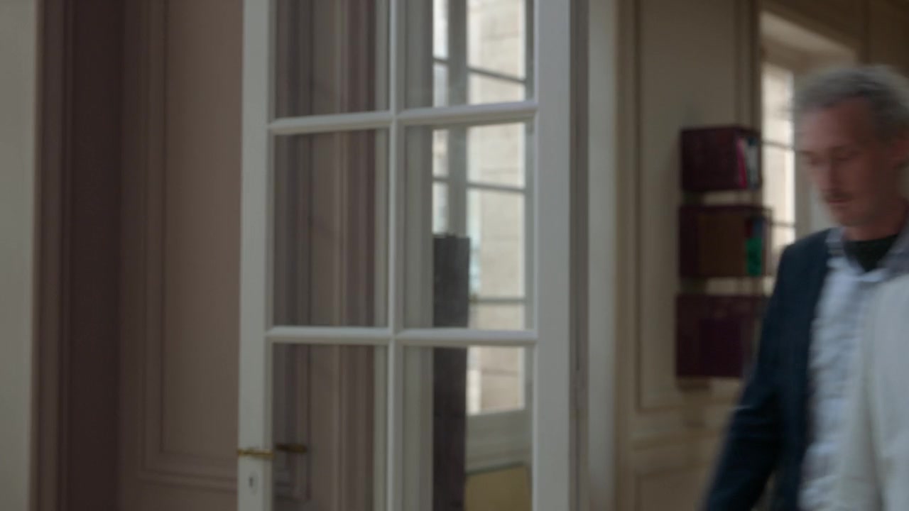Emily_in_Paris_S01E04_A_Kiss_Is_Just_A_Kiss_720p_NF_WEB-DL_DDP5_1_x264-BTN_0393.jpg