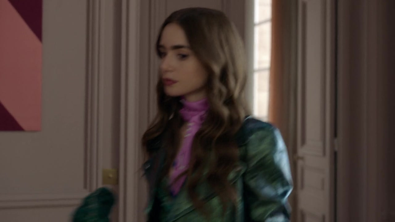 Emily_in_Paris_S01E04_A_Kiss_Is_Just_A_Kiss_720p_NF_WEB-DL_DDP5_1_x264-BTN_0402.jpg