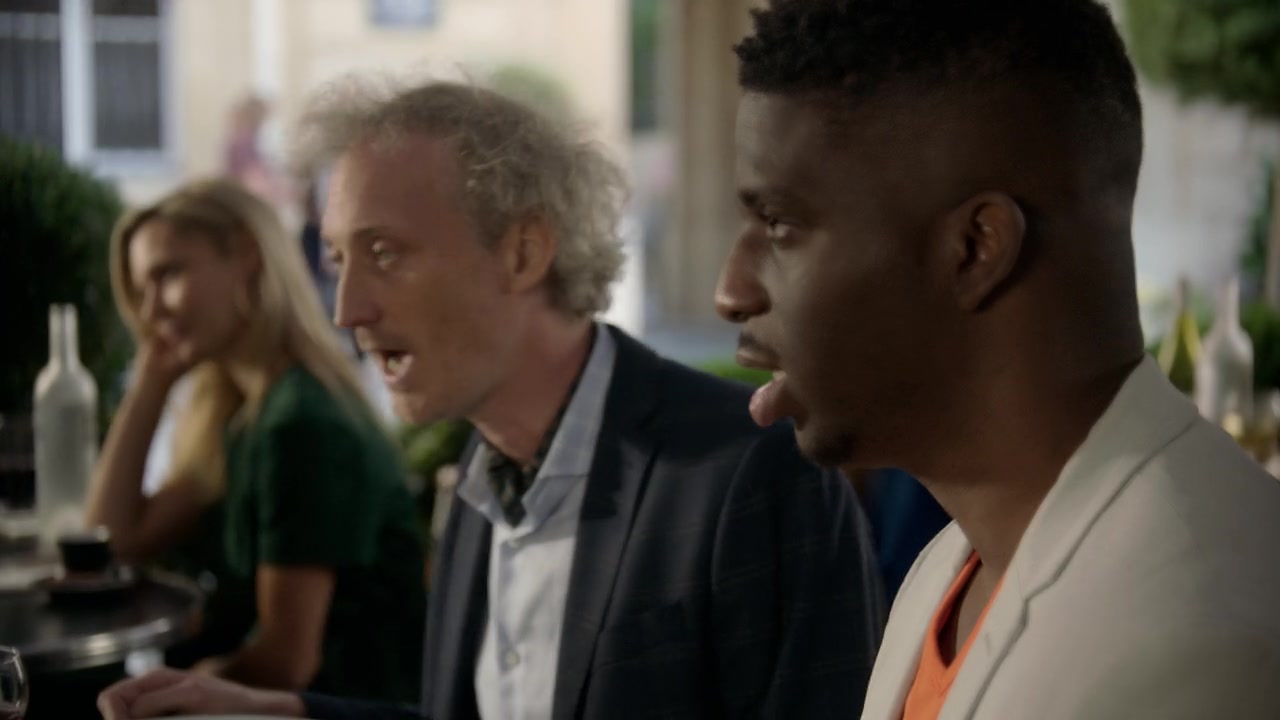 Emily_in_Paris_S01E04_A_Kiss_Is_Just_A_Kiss_720p_NF_WEB-DL_DDP5_1_x264-BTN_0427.jpg