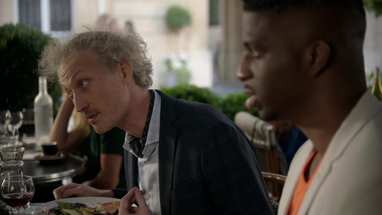 Emily_in_Paris_S01E04_A_Kiss_Is_Just_A_Kiss_720p_NF_WEB-DL_DDP5_1_x264-BTN_0429.jpg