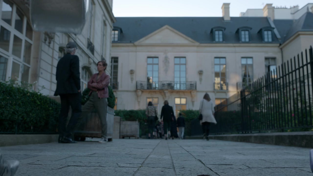 Emily_in_Paris_S01E04_A_Kiss_Is_Just_A_Kiss_720p_NF_WEB-DL_DDP5_1_x264-BTN_0469.jpg