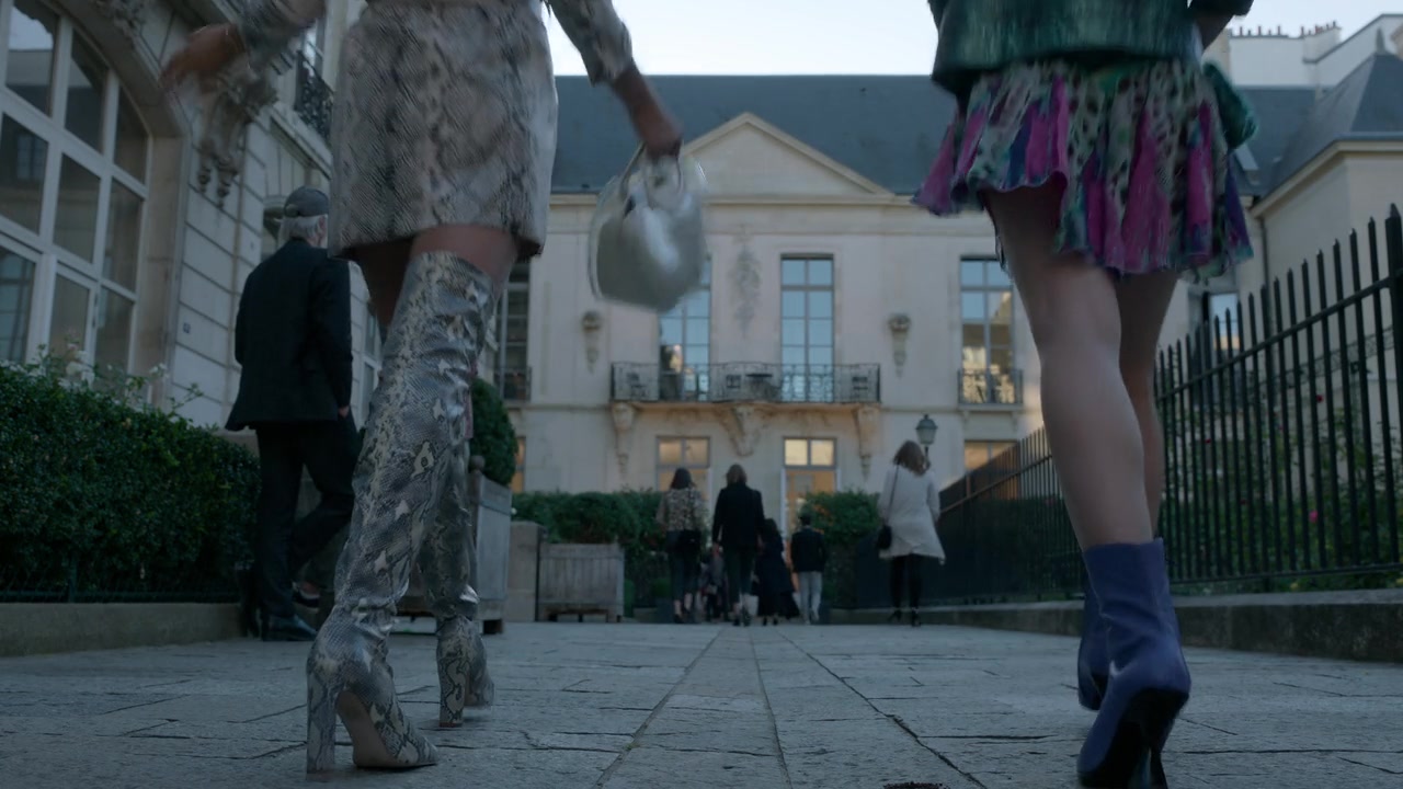 Emily_in_Paris_S01E04_A_Kiss_Is_Just_A_Kiss_720p_NF_WEB-DL_DDP5_1_x264-BTN_0470.jpg