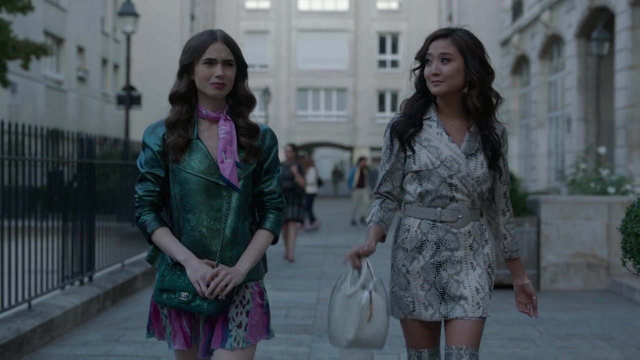 Emily_in_Paris_S01E04_A_Kiss_Is_Just_A_Kiss_720p_NF_WEB-DL_DDP5_1_x264-BTN_0478.jpg