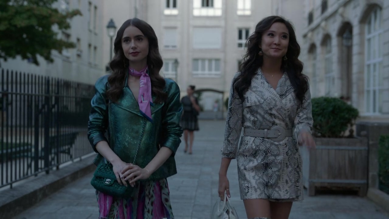 Emily_in_Paris_S01E04_A_Kiss_Is_Just_A_Kiss_720p_NF_WEB-DL_DDP5_1_x264-BTN_0481.jpg