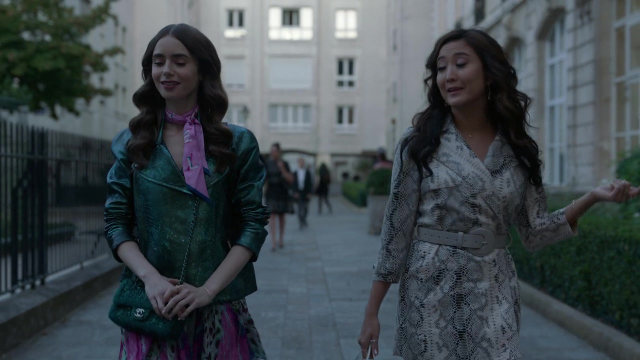 Emily_in_Paris_S01E04_A_Kiss_Is_Just_A_Kiss_720p_NF_WEB-DL_DDP5_1_x264-BTN_0484.jpg