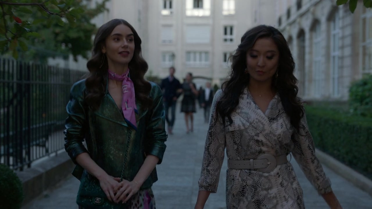 Emily_in_Paris_S01E04_A_Kiss_Is_Just_A_Kiss_720p_NF_WEB-DL_DDP5_1_x264-BTN_0486.jpg