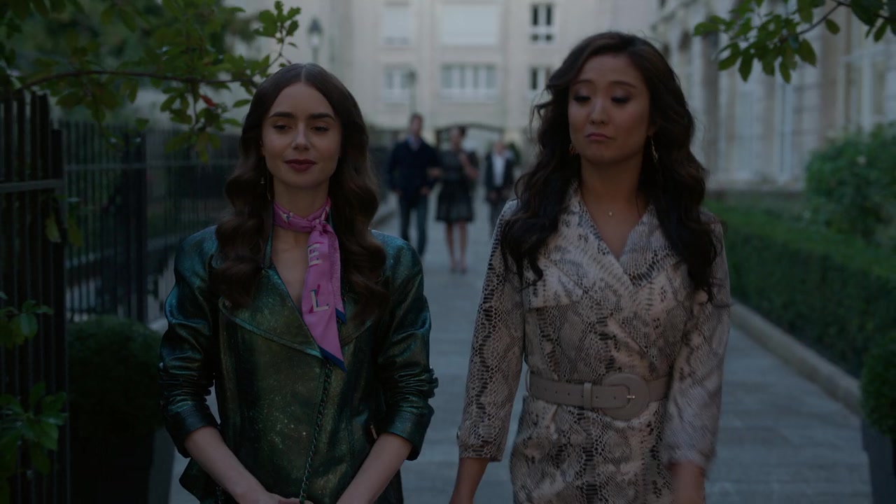Emily_in_Paris_S01E04_A_Kiss_Is_Just_A_Kiss_720p_NF_WEB-DL_DDP5_1_x264-BTN_0487.jpg
