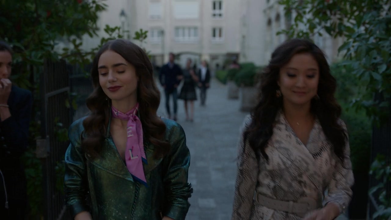 Emily_in_Paris_S01E04_A_Kiss_Is_Just_A_Kiss_720p_NF_WEB-DL_DDP5_1_x264-BTN_0488.jpg