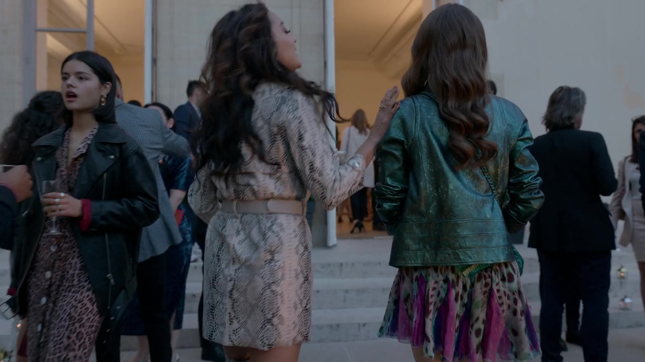 Emily_in_Paris_S01E04_A_Kiss_Is_Just_A_Kiss_720p_NF_WEB-DL_DDP5_1_x264-BTN_0489.jpg