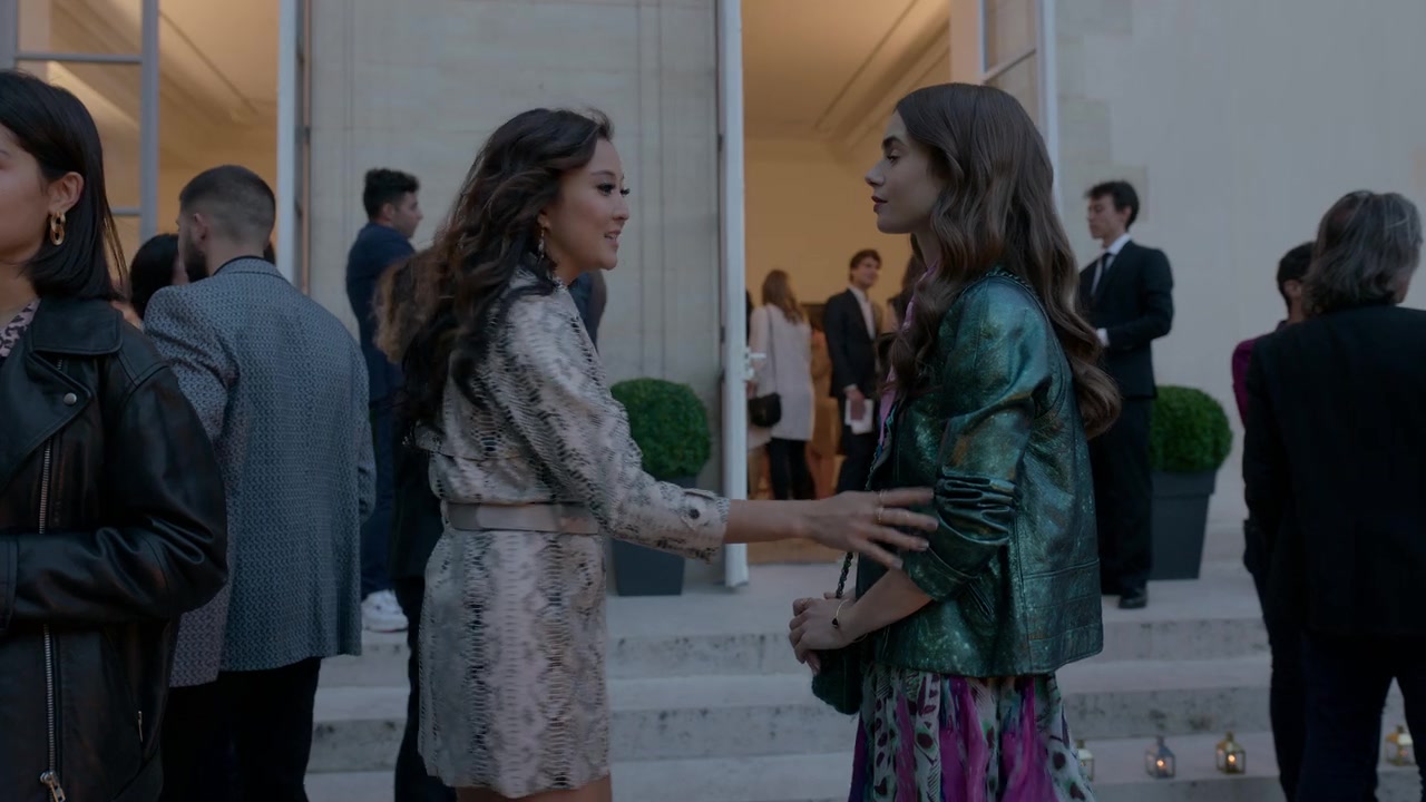 Emily_in_Paris_S01E04_A_Kiss_Is_Just_A_Kiss_720p_NF_WEB-DL_DDP5_1_x264-BTN_0490.jpg