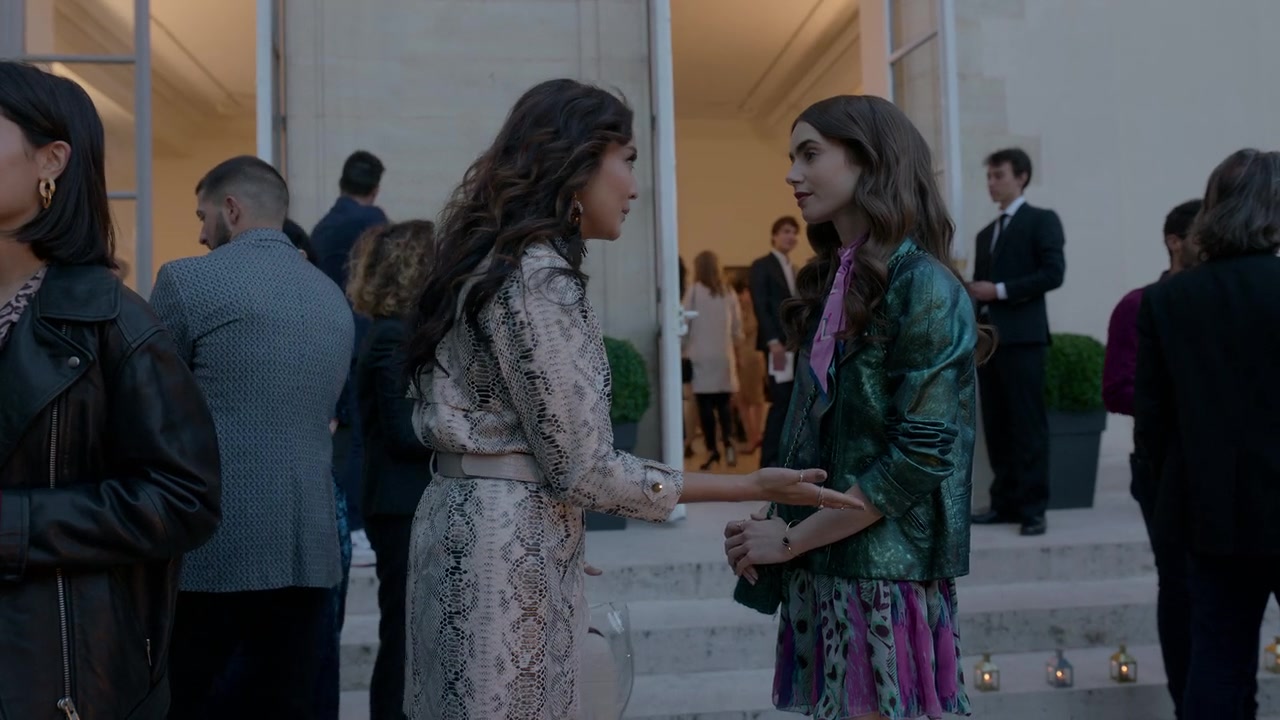 Emily_in_Paris_S01E04_A_Kiss_Is_Just_A_Kiss_720p_NF_WEB-DL_DDP5_1_x264-BTN_0491.jpg