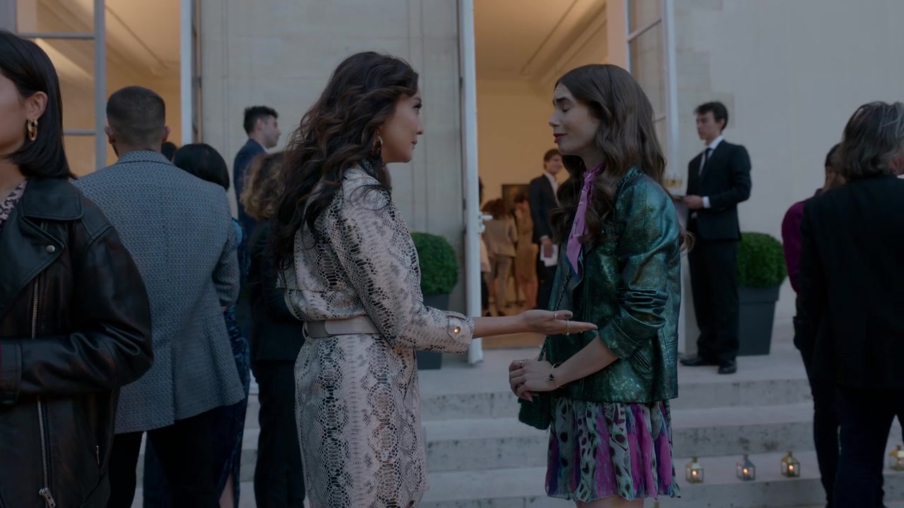 Emily_in_Paris_S01E04_A_Kiss_Is_Just_A_Kiss_720p_NF_WEB-DL_DDP5_1_x264-BTN_0492.jpg