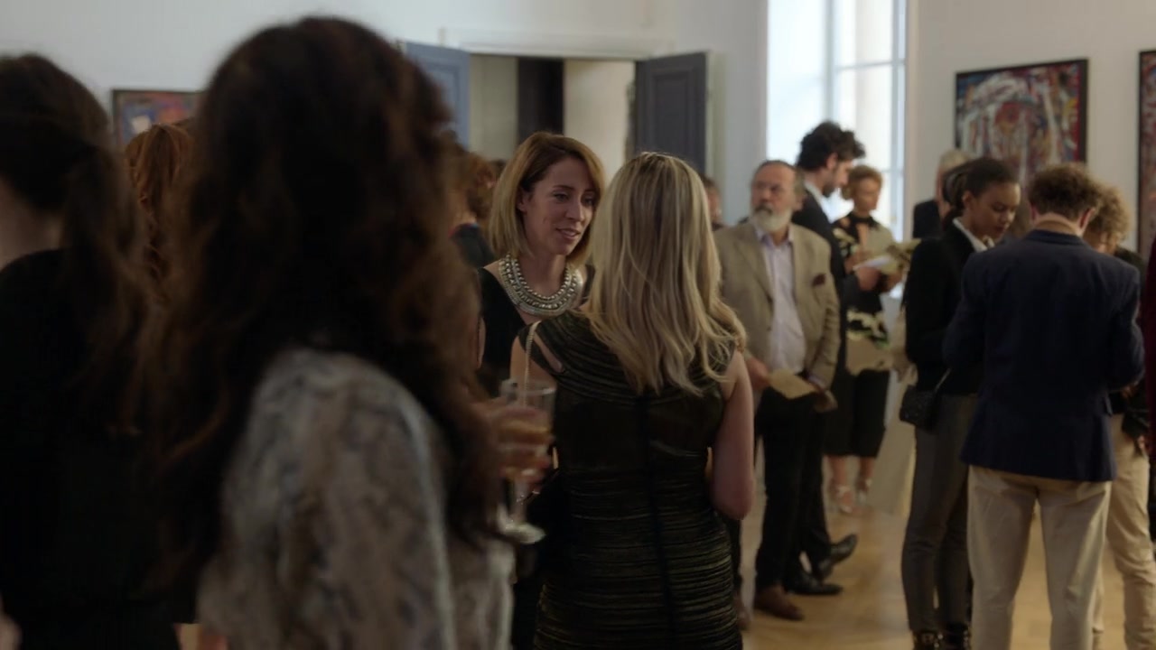 Emily_in_Paris_S01E04_A_Kiss_Is_Just_A_Kiss_720p_NF_WEB-DL_DDP5_1_x264-BTN_0502.jpg